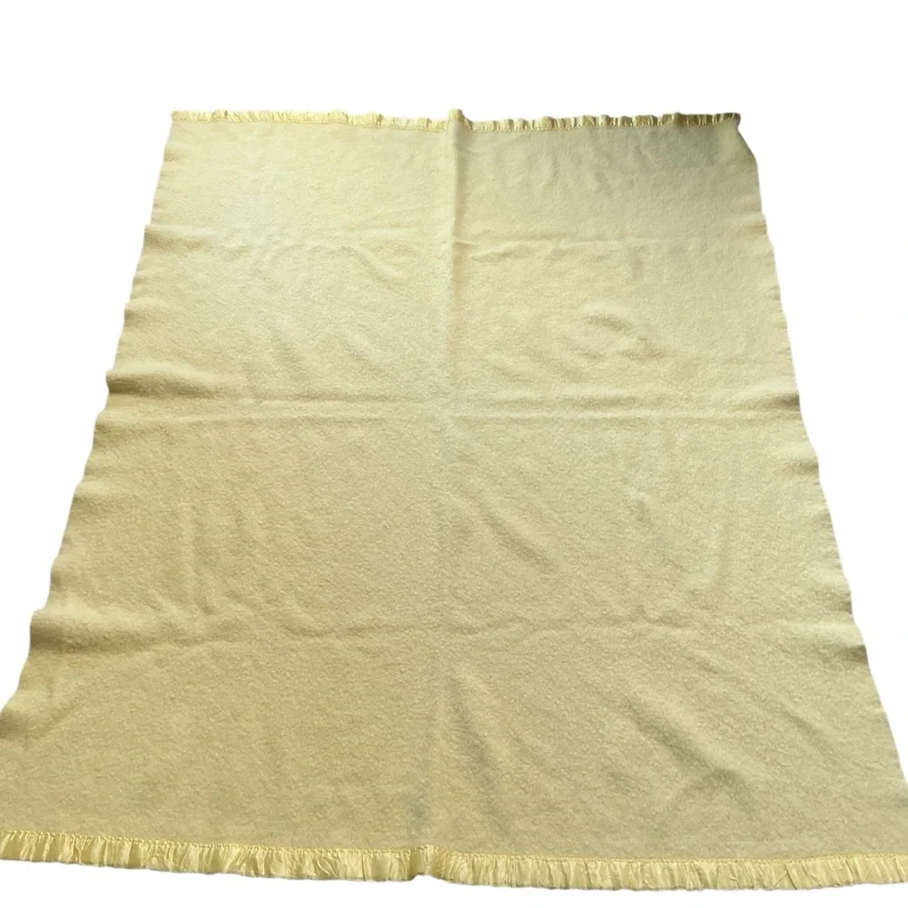 Vintage 1960s/70s pale yellow wool reversible blanket 51x70
